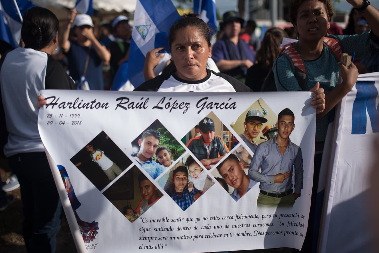 <b>Juana García todavía oye hablar a Harlington Raúl López.</b> El joven de 18 años decidió ir a apoyar la protesta de los jóvenes el 20 de abril en Managua. Hizo un Facebook Live y luego decidió regresar a su casa. En ese trayecto fue emboscado por tropas policiales. Fue baleado en el pecho y en una pierna. Aparte de escucharlo hablar, Juana lo espera todos los días a que regrese del trabajo. 
<br>