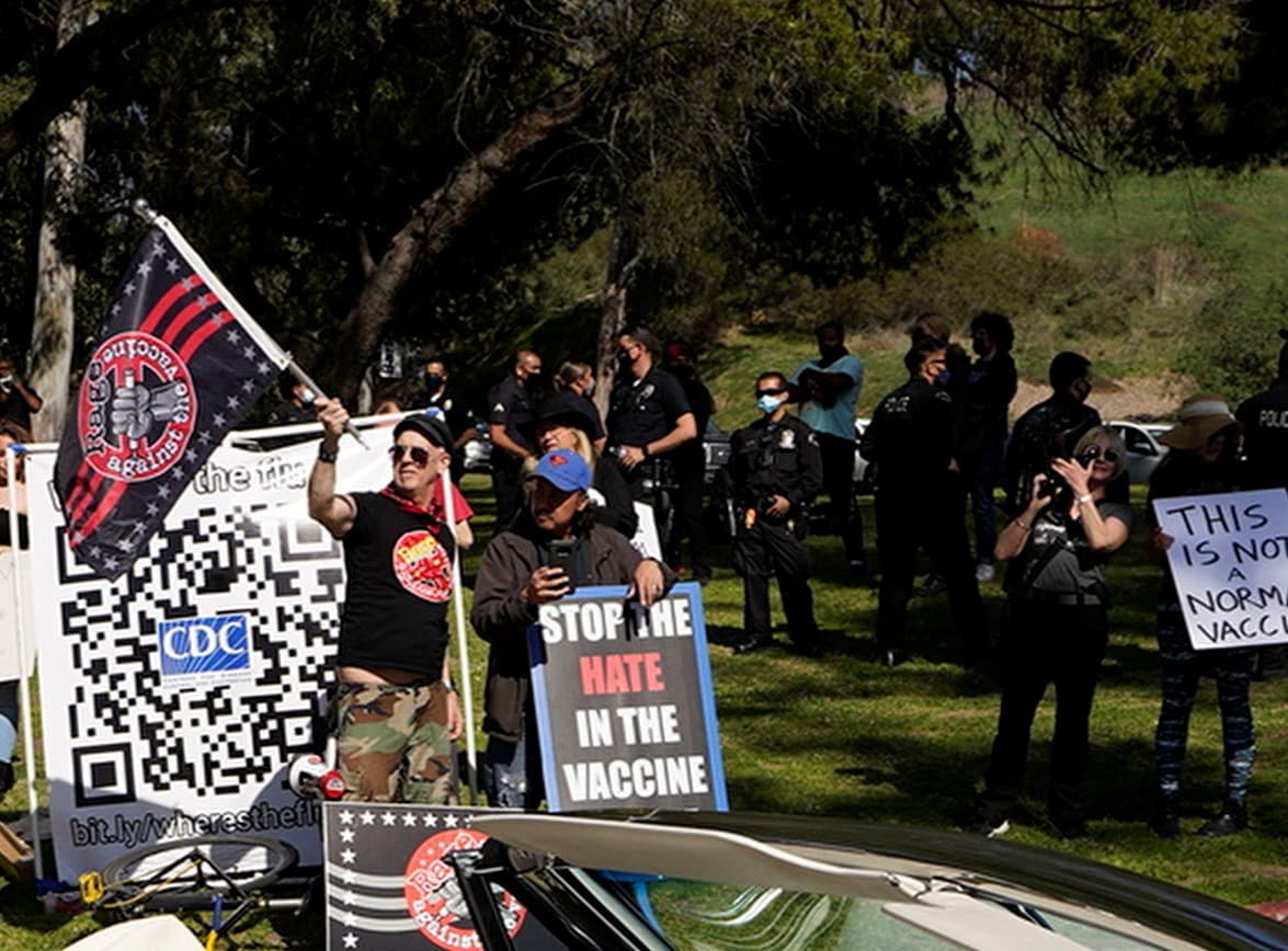 Manifestantes intentan convencer a niños de no usar las mascarillas faciales en Beverly Hills