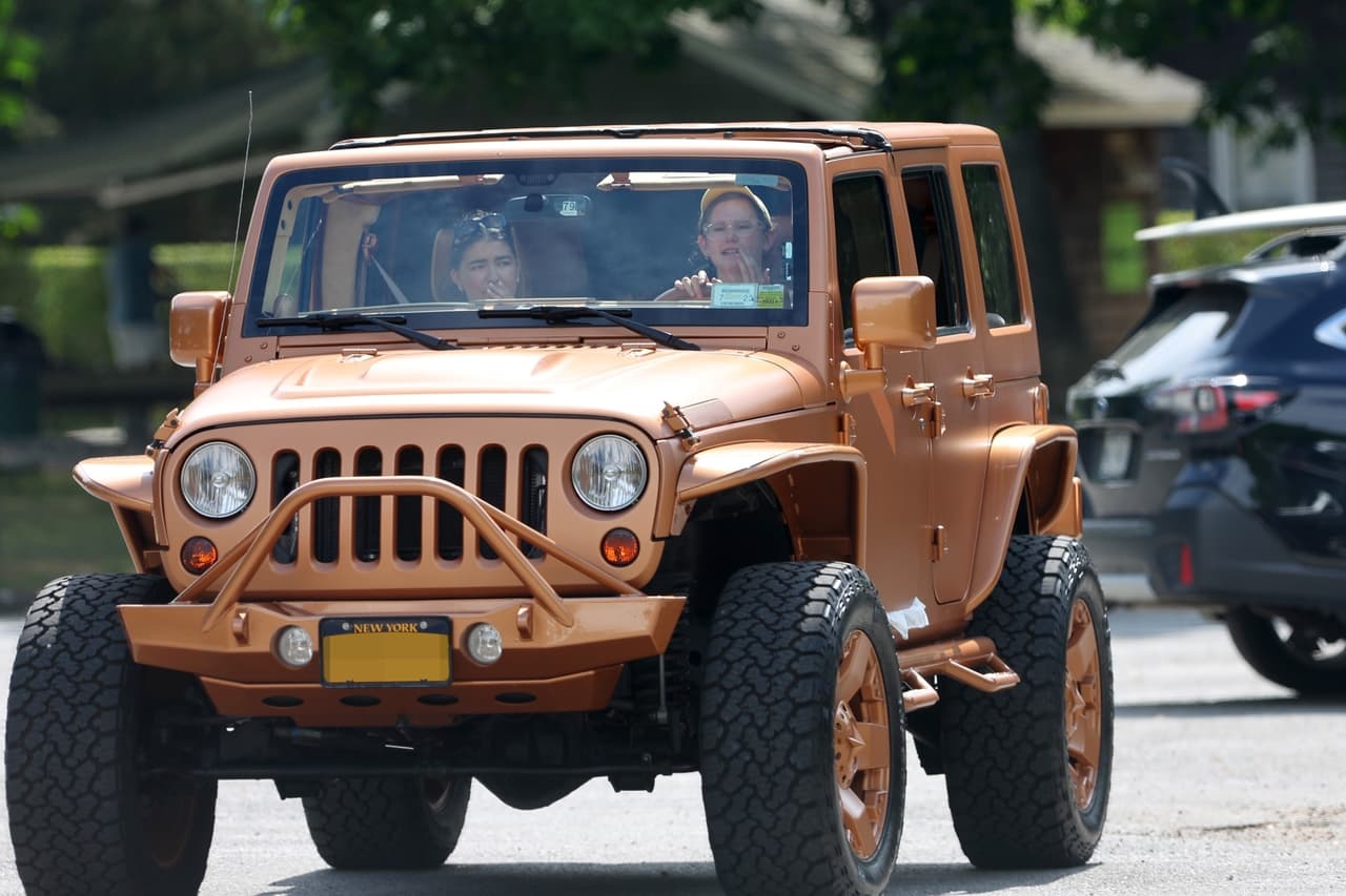 Hija de Ben Affleck pasea en las calles de los Hamptons.