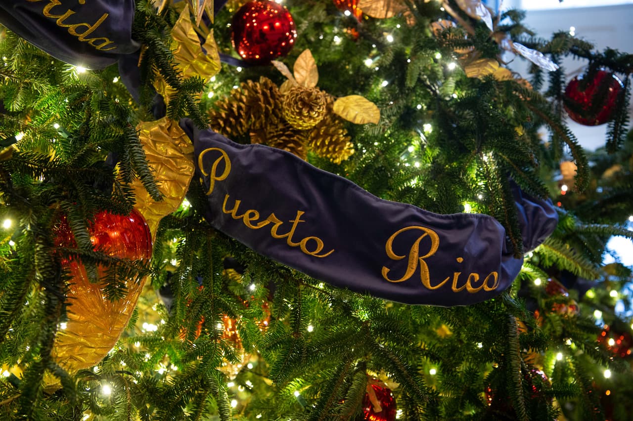 Puerto Rico, uno de los detalles escritos en el ornamento del árbol principal en el Salón Azul.