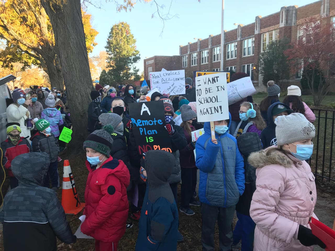 Esta manifestación se da justo un día después de que se llevara a cabo la reunión mensual de la Junta de Educación de CPS en la que expresaron su preocupación por la reapertura de los salones para algunos estudiantes.
