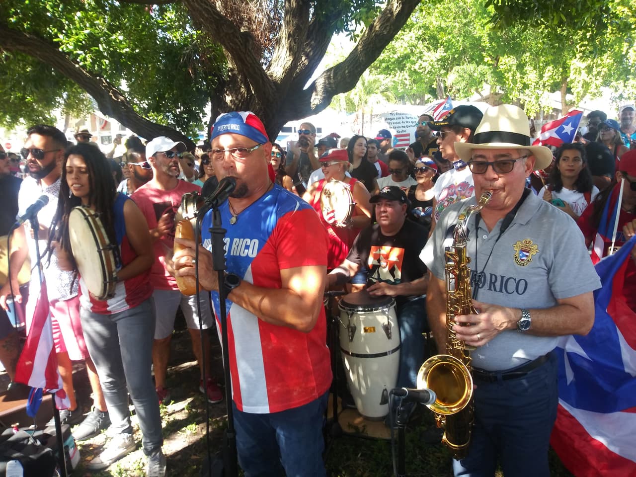 El clamor para que Roselló abandone su cargo se ha oído también fuera de Puerto Rico. En la foto, unos 200 puertorriqueños se manifiestan este domingo por la salida del gobernador.