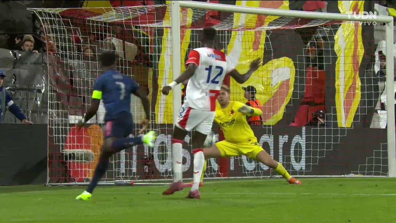 ¡TIRO ATAJADO! disparo por Leandro Trossard.