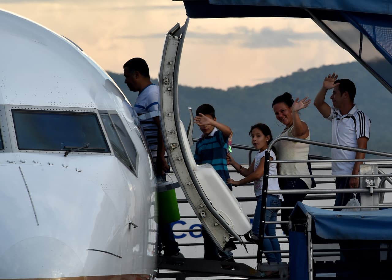 <b>Sin muro.</b> A través de Panamá, Costa Rica, Colombia o Ecuador, los migrantes cubanos triangulan su viaje hasta la frontera de Estados Unidos con México para optar por los beneficios migratorios que aun existen. En la fotografía de octubre de 2016, un avión cargado de cubanos en busca de asilo político sale desde Ciudad de Panamá a Ciudad Juárez, México, donde cruzarán la frontera.
<br>