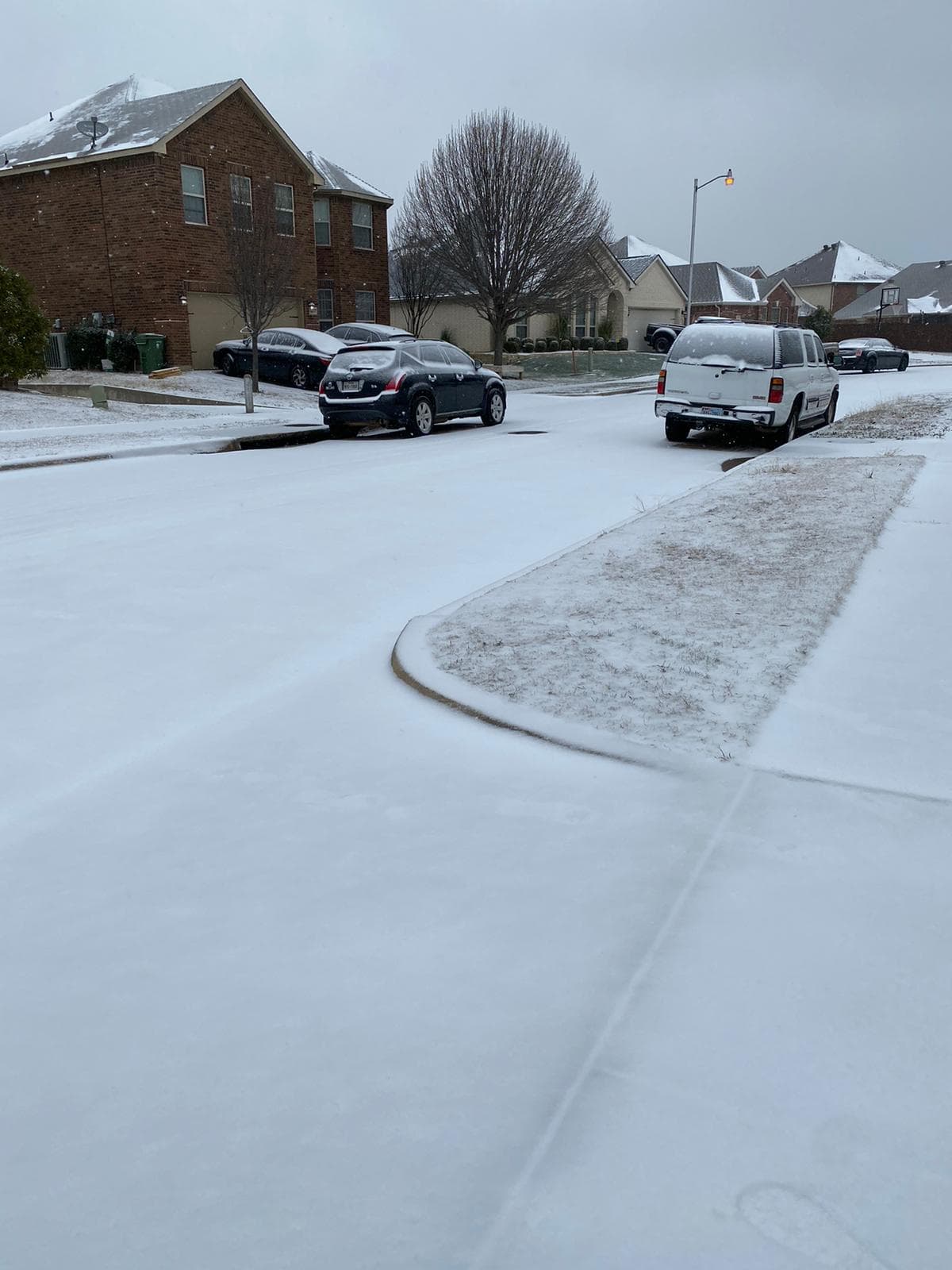 Mucho cuidado si camina en las banquetas porque muchas podrían estar congeladas y usted podría resbalarce.