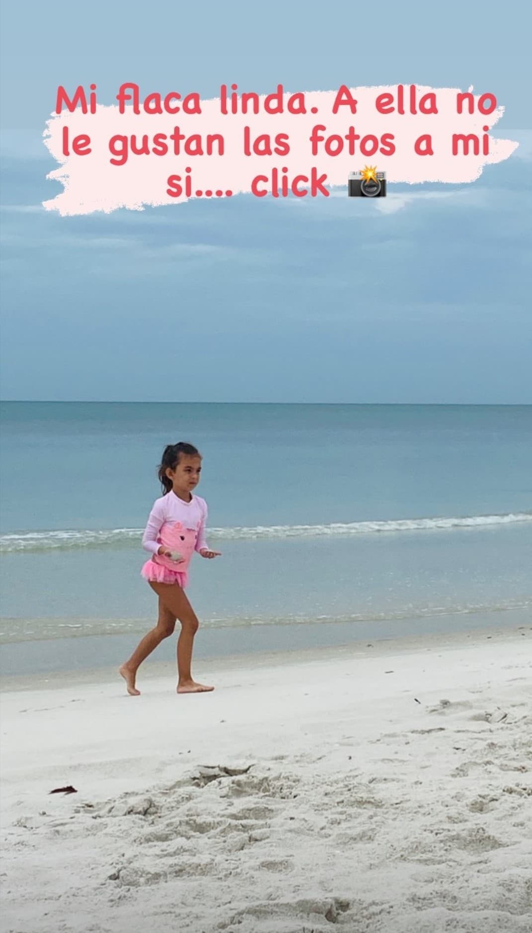 Su mami se encargó de hacerle lindas tomas en la playa. Aunque asegura que a la niña no le encanta ser fotografiada, lució como toda una modelo en su traje de baño rosado.