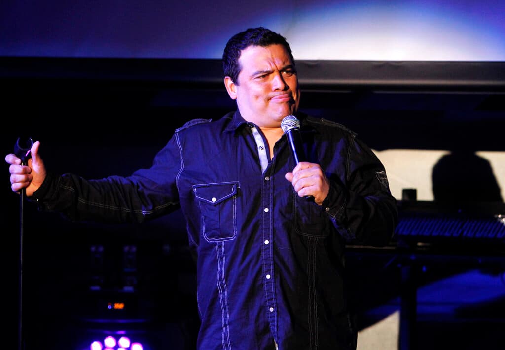 El comediante Carlos Mencia detenido: qué delitos fiscales le imputa la Fiscalía de Los Ángeles