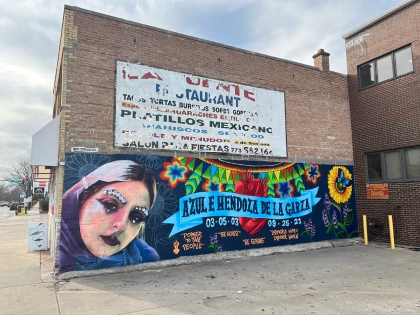 Mural Azul de la Garza. Casi dos meses después del crimen, la policía de Chicago informó que arrestó y acusó a un adolescente de 16 años en conexión con la muerte de Azul. El arresto se produjo unas 4 semanas después que la policía publicó un video de tres sospechosos de asesinarla.