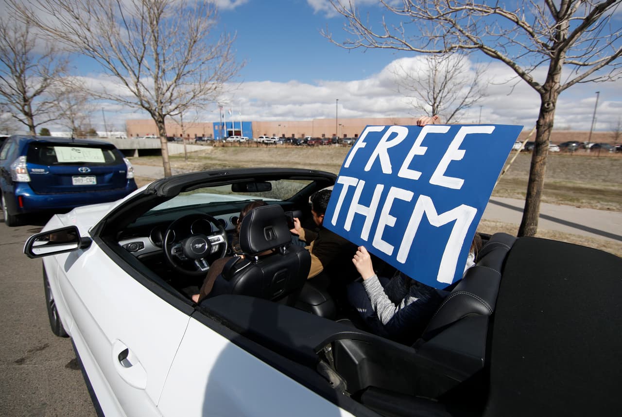 “Libérenlos”, se lee en uno de los carteles vistos en la protesta en autos en Colorado. La organización ACLU (Unión Americana de Libertades Civiles) exigió en una carta al Departamento de Seguridad Nacional que suspendiera las deportaciones y libere a los inmigrantes detenidos durante la crisis sanitaria.