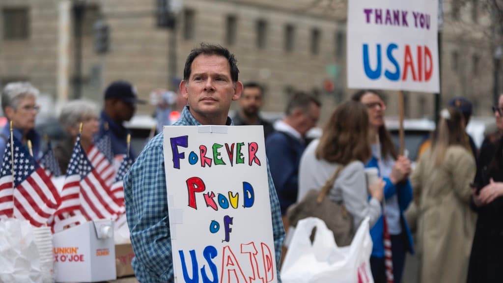 Extrabajadores de la Agencia de Estados Unidos para el Desarrollo Internacional (USAID) muestran su apoyo a los trabajadores de USAID que recuperan sus pertenencias personales de la sede de USAID en Washington, el jueves 27 de febrero de 2025.