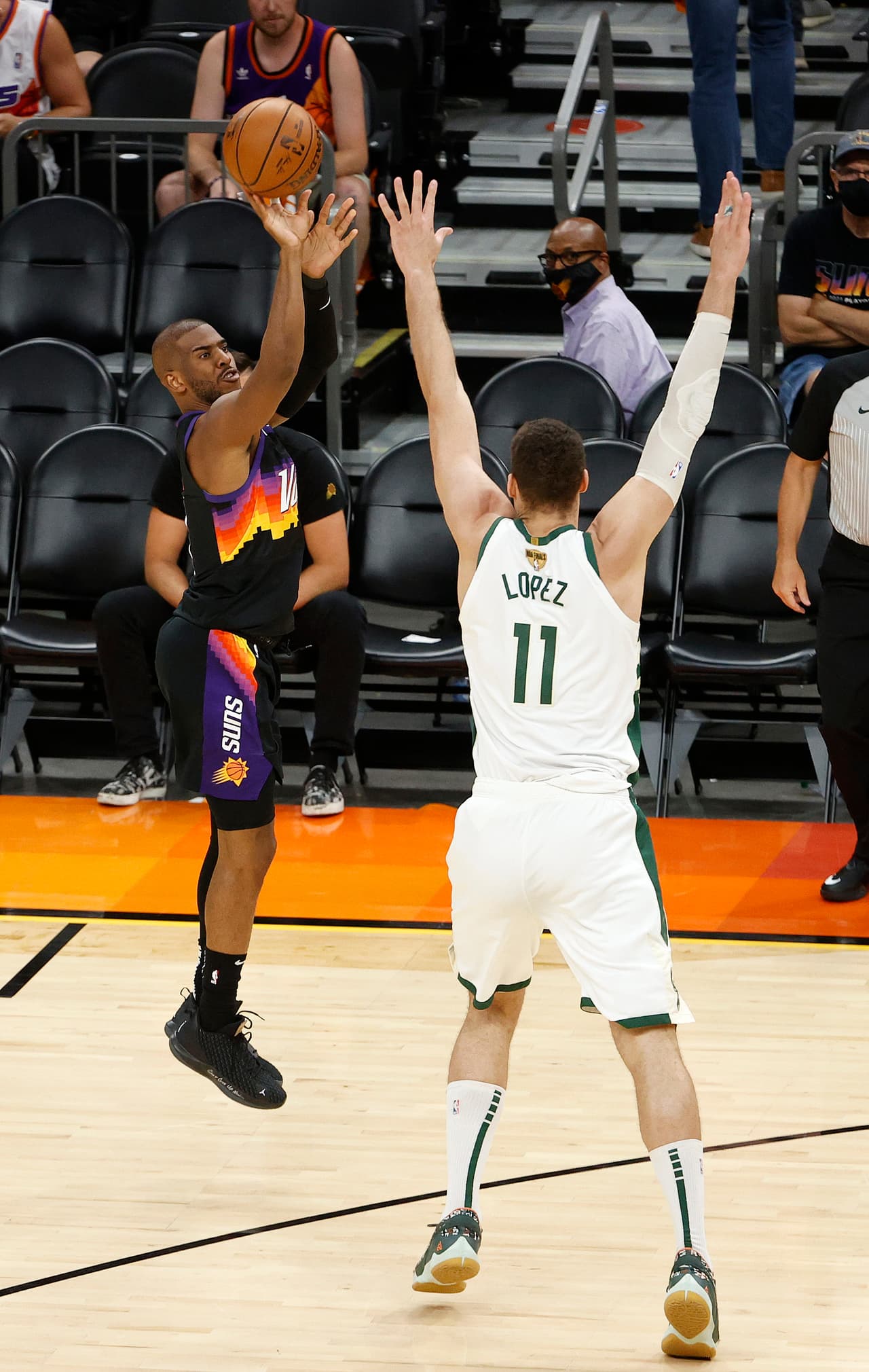 Chris Paul # 3 de los Phoenix Suns dispara contra Brook Lopez # 11 de los Milwaukee Bucks durante la segunda mitad del Juego Uno.