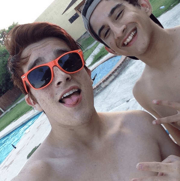 Al igual que cualquier chico le gusta divertirse en su tiempo libre, acompañado de sus amigos y familia.