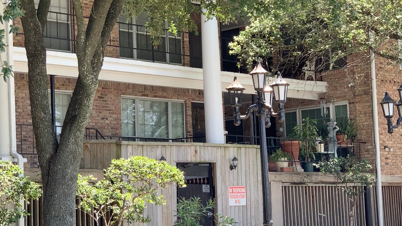 Hay complejos habitacionales en Houston que cuentan con seguridad, centros de negocios con acceso a internet, gimnasios, piscina, salas de conferencias y salas de juegos y eso también influye en el precio de la renta.