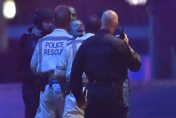 Periodistas de la AFP en las cercanías del lugar oyeron varia detonaciones y gritos cuando la policía entró en el café.