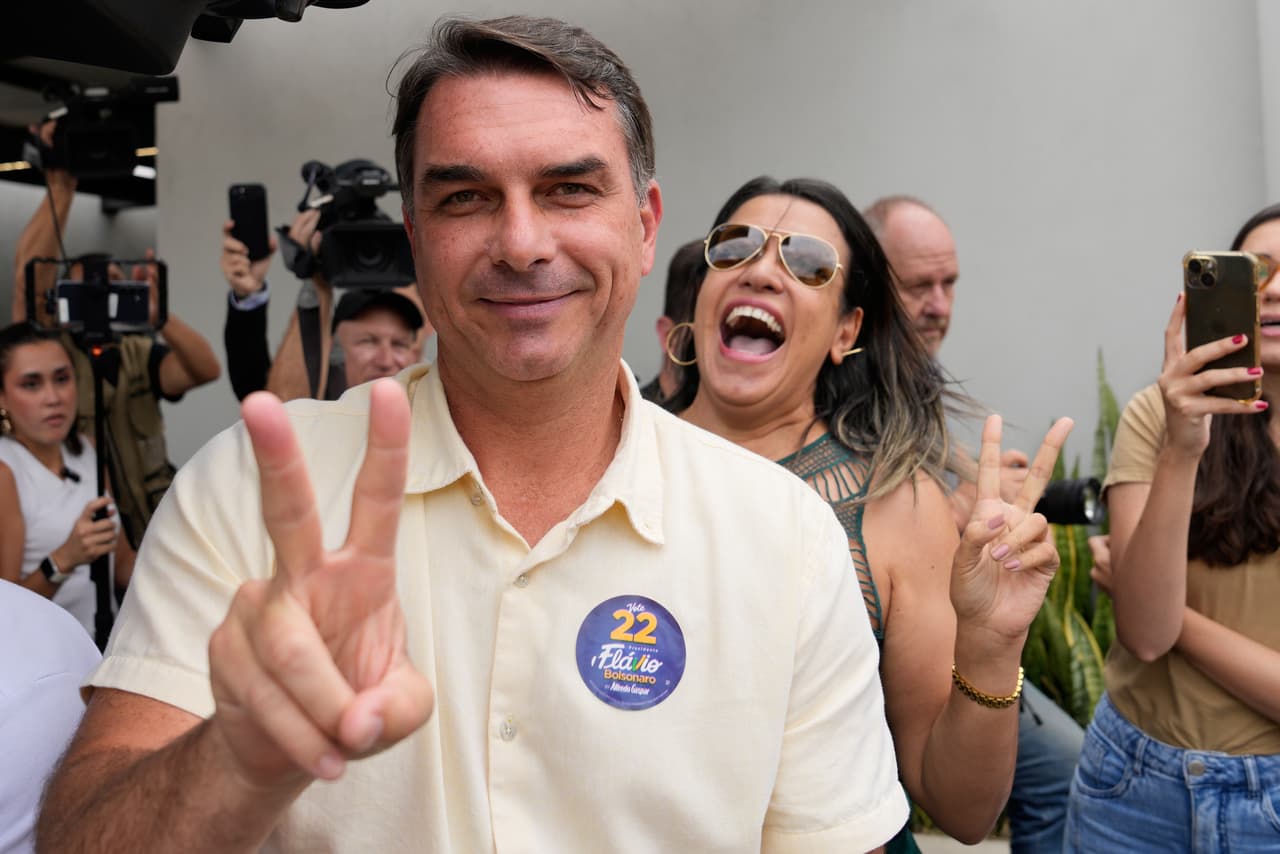 Flávio Bolsonaro, hace el signo de la victoria a su llegada a Brasilia, Brasil, el día de la segunda vuelta de las elecciones presidenciales, el domingo 25 de octubre de 2026.