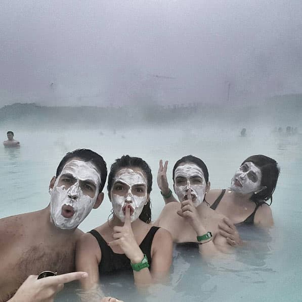 La segunda parada del viaje es Islandia, aquí están en la laguna Azul.