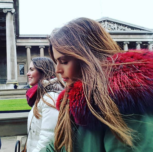 Sus hermanos y su madre están compartiendo con ella este viaje.