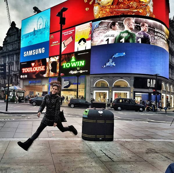 Claudia parace una niña chiquita, está que no cabe de la emoción.