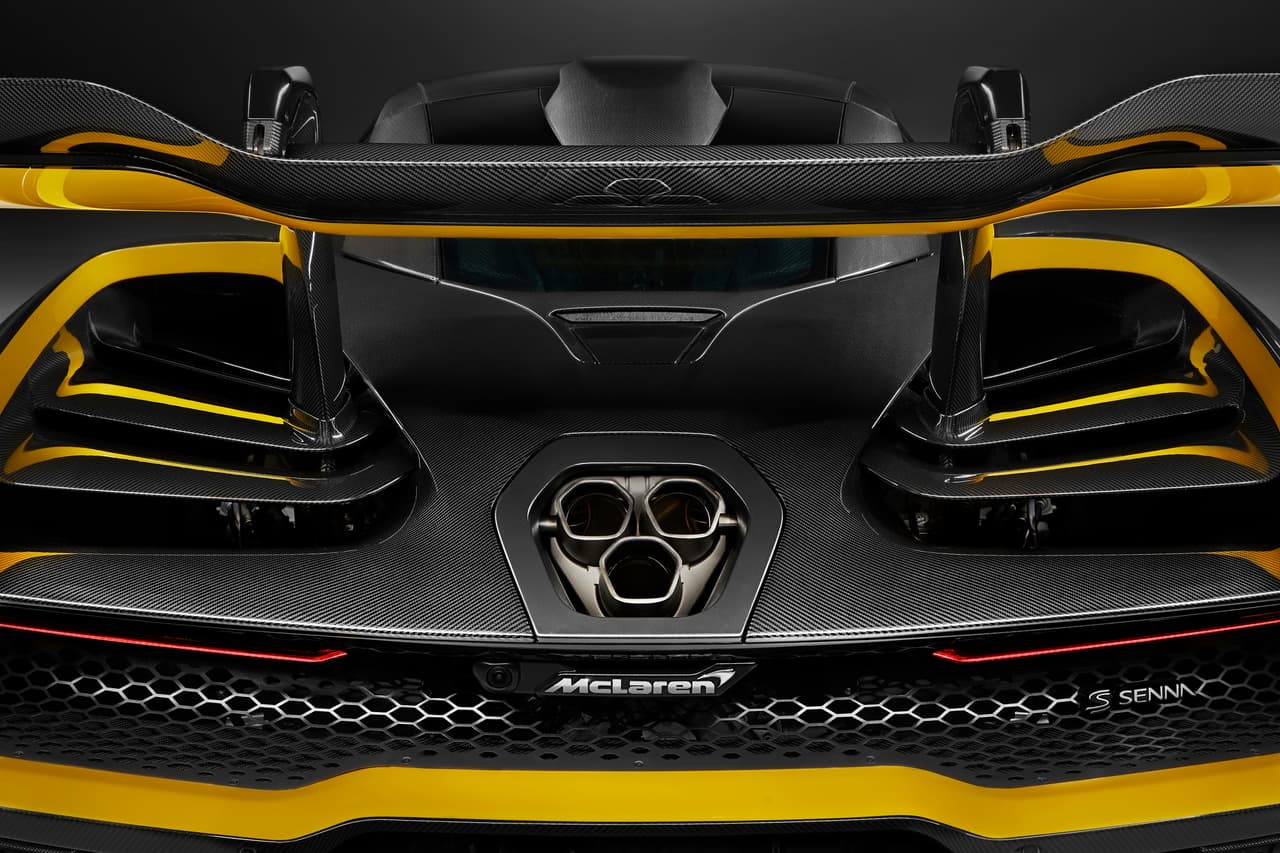 El McLaren Senna cuenta con un motor V8 twin-turbo de 4.0 litros capaz de producir hasta 789 hp y 590 lb-pie de torque.