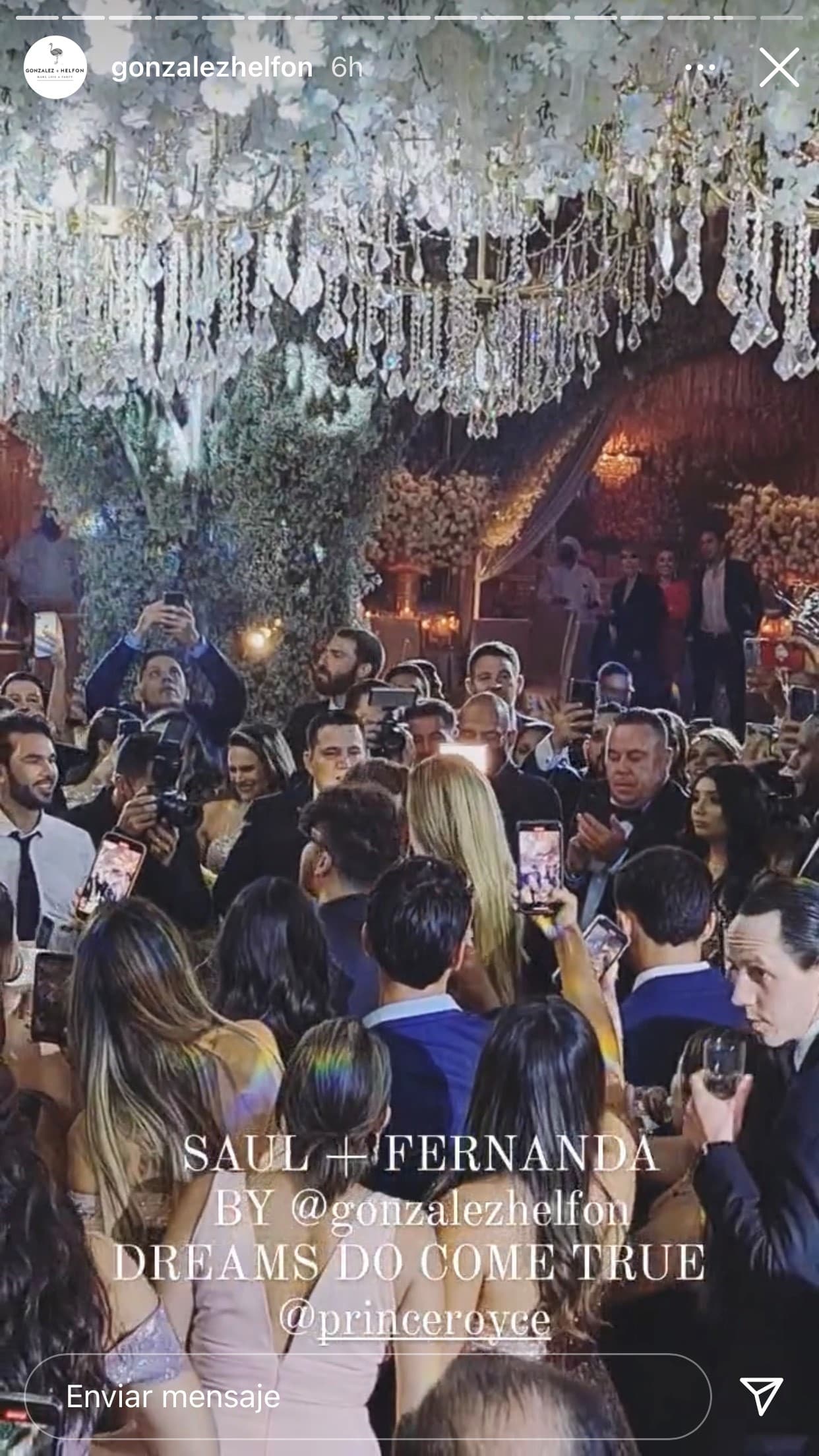 Pero hubo otro momento clave en la fiesta: 
<b>Prince Royce</b> no resistió, tomó el micrófono y puso a bailar bachata a los recién casados.
<br>