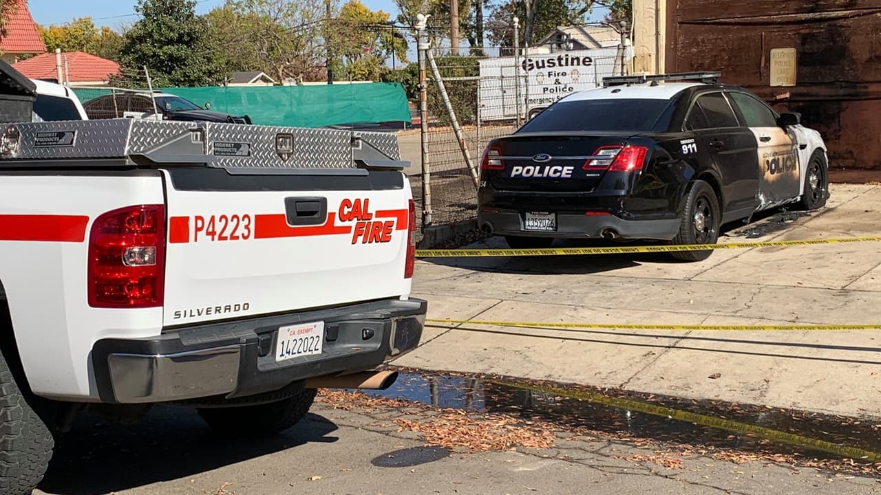 Un equipo de bomberos logró sofocar las llamas antes de que se pasaran al garaje de la estación de policías.