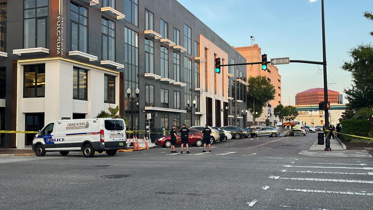 Hombre de apariencia hispana muere en tiroteo en el centro de Orlando, autoridades investigan los hechos