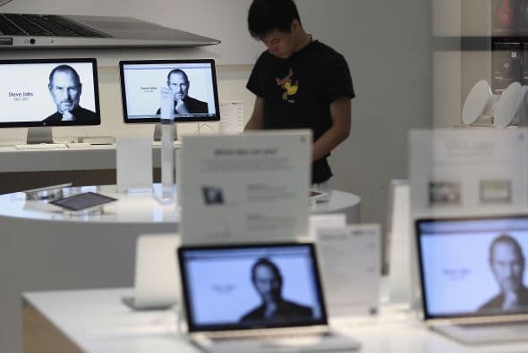 Miles de fanáticos en todo el mundo hicieron de las tiendas Apple un santuario para recordar el legado que dejó el visionario Steve Jobs.