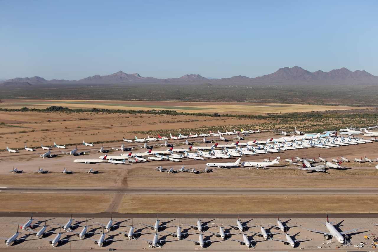 Parece que estuvieran escondidos en la mitad del desierto, son decenas de aviones que bajaron del aire por la crisis del coronavirus.