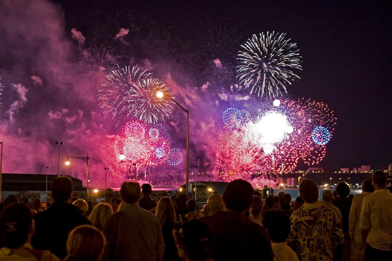 Espectadores pueden alinearse sobre las calles en del centro de la ciudad para disfrutar de docenas de carrozas, bandas de música y otras entradas patrióticas. 
<br>