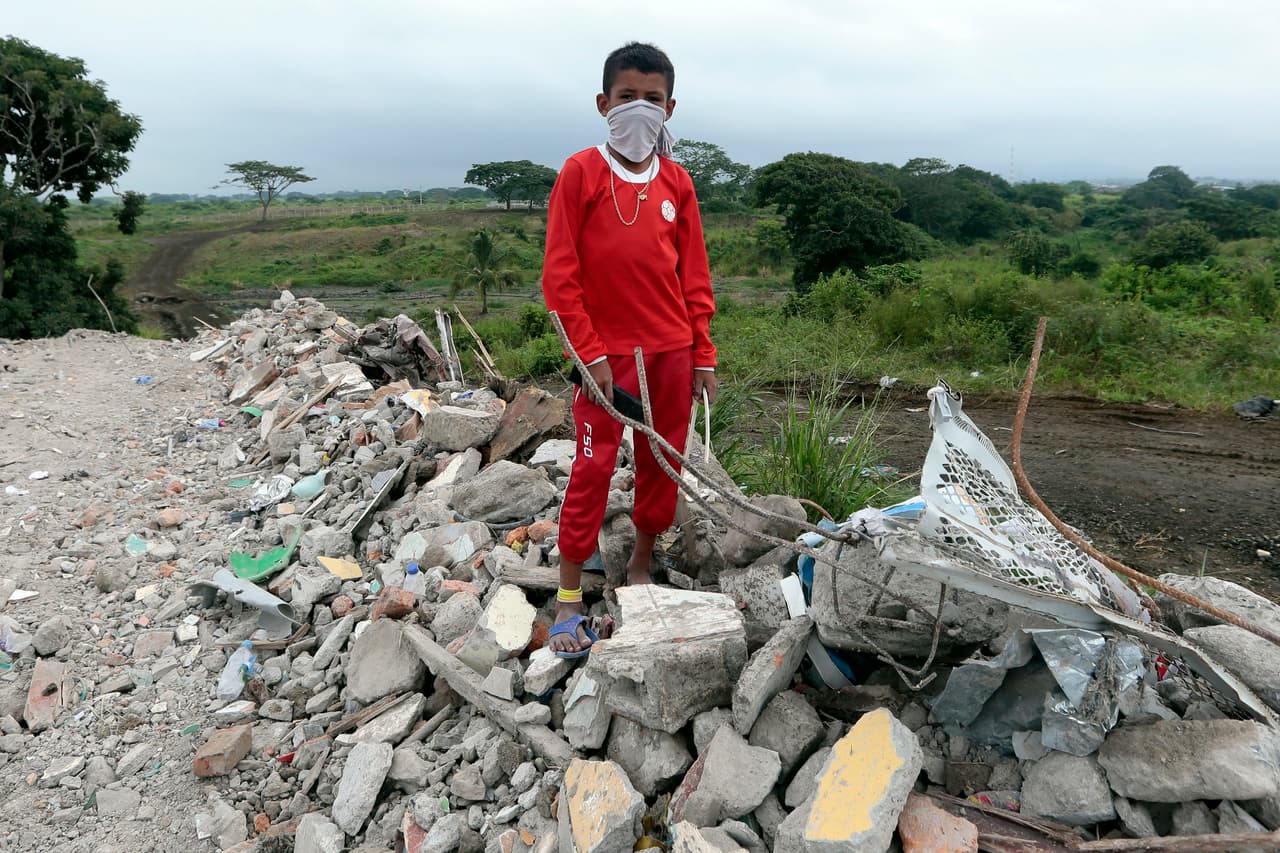 Rafael Correa analiza acciones en Ecuador, donde la cifra de víctimas del terremoto supera las 600