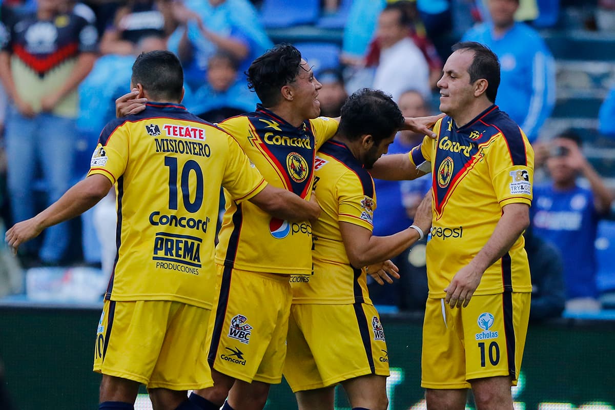 Cuauhtémoc Blanco (derecha) fue la figura del partido con dos goles en el 3-1 a favor de las leyendas del América.