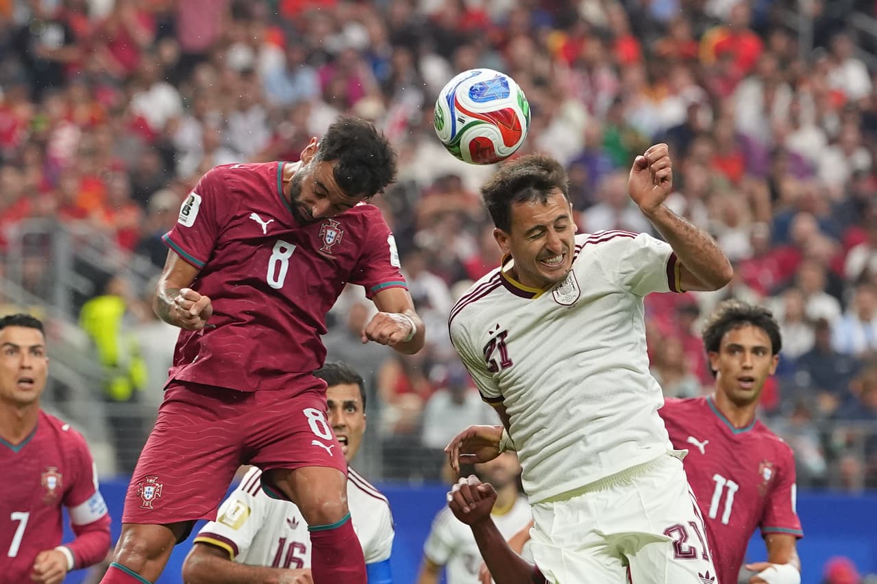 El español Mikel Oyarzabal (21) y el portugués Bruno Fernandes (8) saltan para disputar el balón durante el partido de octavos de final de la Copa del Mundo entre Portugal y España en Arlington, Texas, cerca de Dallas, el lunes 6 de julio de 2026.