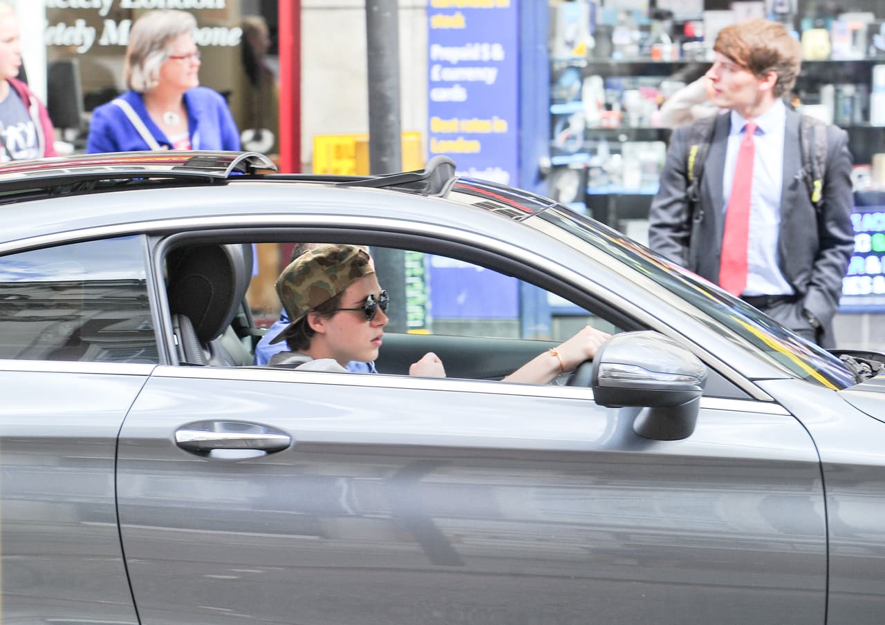 Y los fotógrafos lo iban captando por las transitadas calles de la capital británica.