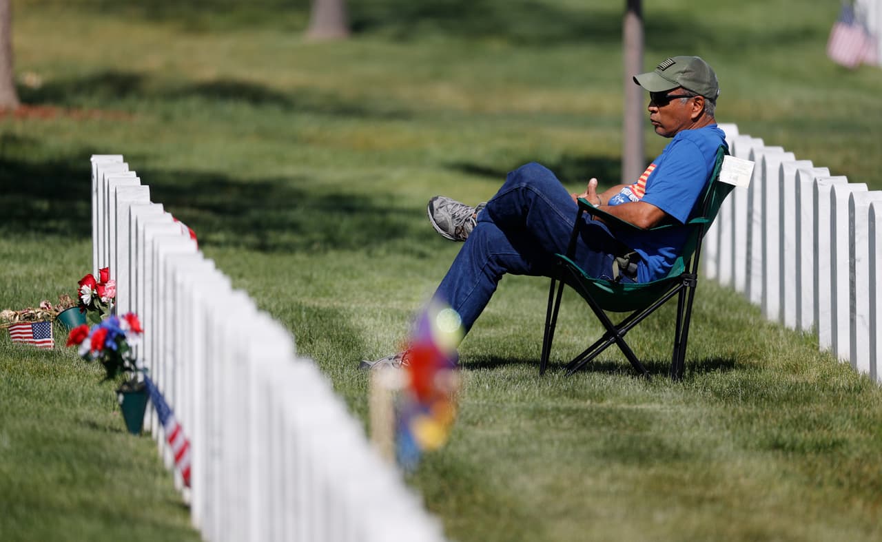 Henry Jones Jr. se sienta frente a la tumba de sus padres en el Cementerio Nacional de Fort Logan, en Sheridan, Colorado. Henry O. Jones Sr. sirvió como sargento principal en el Ejército de EEUU durante las Guerras de Corea y Vietnam.