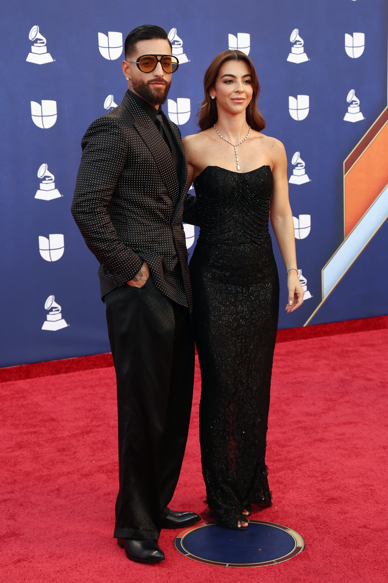 El colombiano Maluma llegó muy sonriente y elegante junto a su novia Susana Gómez.