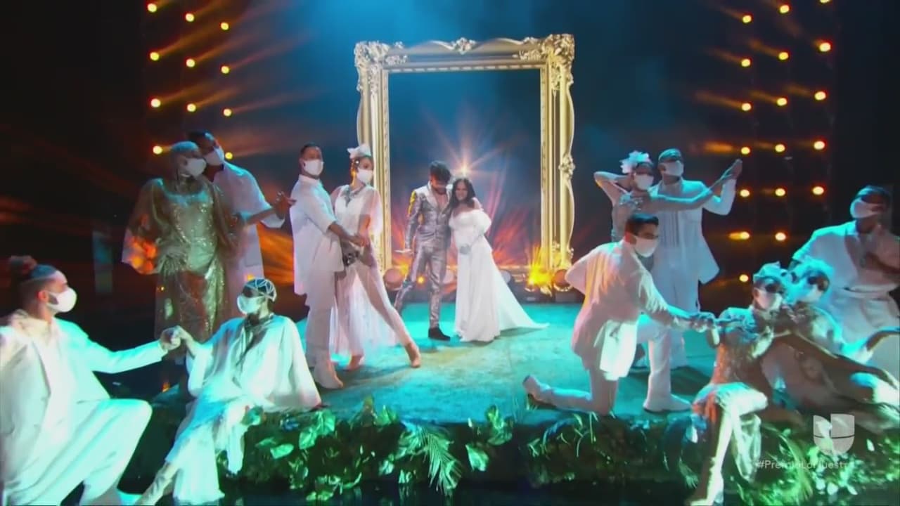 Al término de su presentación, Prince Royce se inclinó para acariciar el vientre de la cantante.