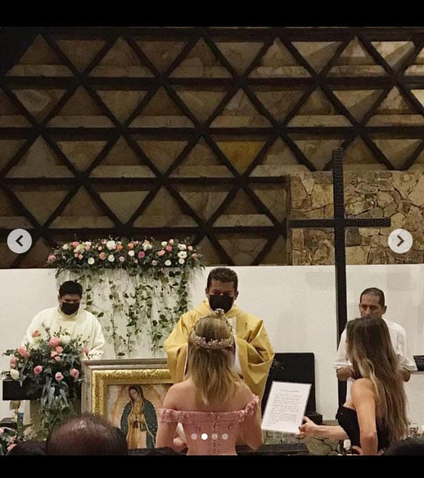 De acuerdo con una reseña publicada en el portal de la revista TVNotas, la hija de la artista llegó a la capilla junto a su hermano mayor, Leandro.
<br>