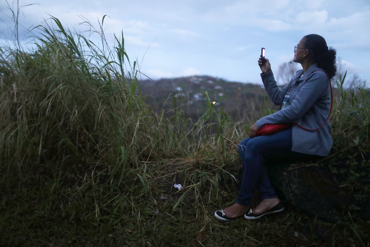 <b>Antenas de celular: 25.07%</b>. Solo un cuarto de las antenas de celular funciona en la isla mientras que las torres de telefonía móvil se han recuperado en un 49.10%. En esta foto del 6 de octubre de 2017, Digna Rosario intenta recibir señal de celular en una carretera de Orocovis, al centro de Puerto Rico.