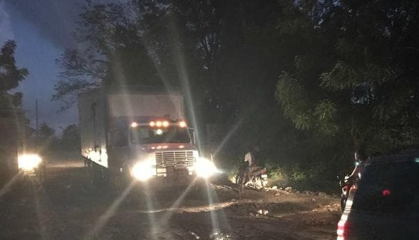 Un camión que transporta ayuda tras el paso del huracán transita por un camino fangoso para llegar a una remota comunidad en las montañas del sudoeste de Haití.