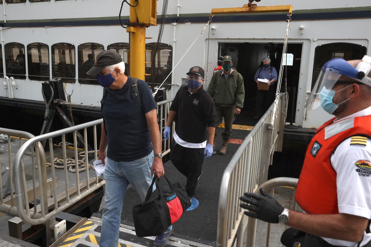 Trabajadores del Servicio de Parques Nacionales arriban este lunes a la isla de Alcatraz
<b>para atender a las 750 personas que podrán asistir y disfrutar del recorrido al aire libre por la antigua cárcel.</b> Antes de la pandemia, la atracción recibía hasta 6,000 visitantes por día en verano.