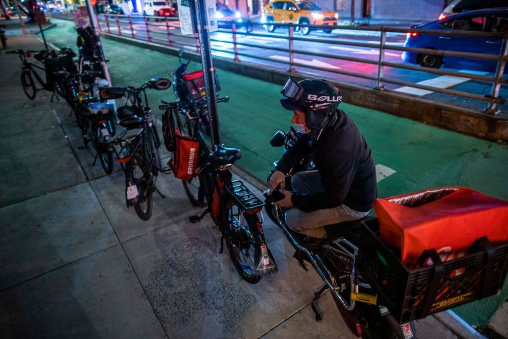 <b>Cómo reaccionar ante un incendio de batería de bicicleta eléctrica</b>
<br>
<b>No bloquees salidas:</b> Nunca cargues o almacenes bicicletas eléctricas en zonas que obstaculicen las rutas de escape de tu hogar o edificio.
