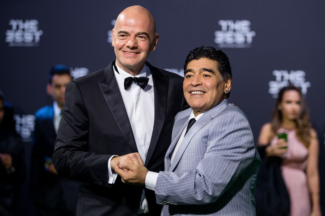 Sorprende aún más que la publicación considere más influyente a 'Chicharito' recordando que Gianni Infantino, presidente de la FIFA; arropó a Diego Maradona en Zúrich.