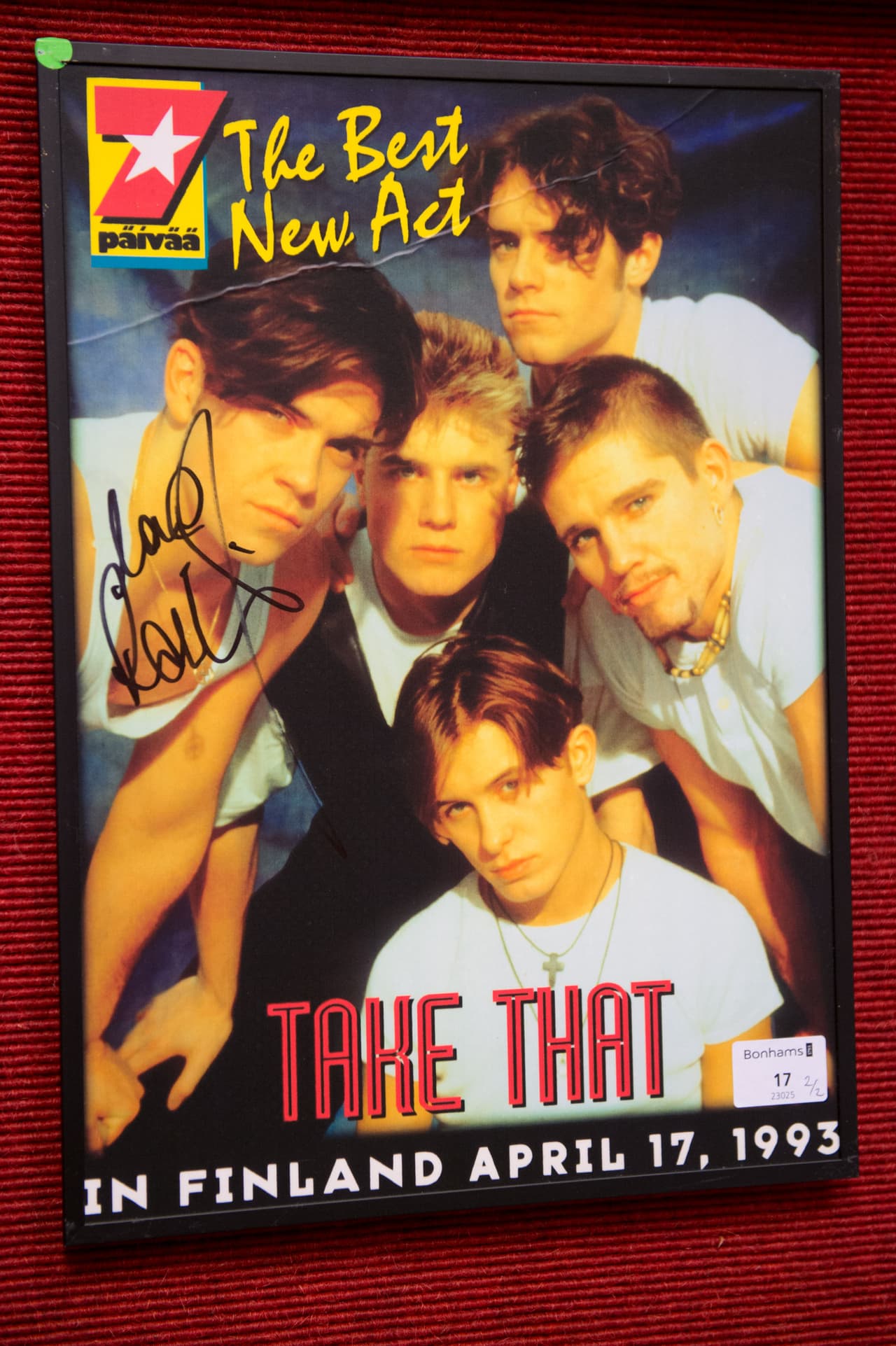 A principio de los 90's, Robbie Williams se dio a conocer en el mundo musical con la banda Take That.
