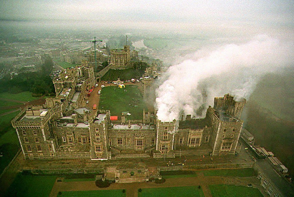 Esta foto muestra una vista aérea del castillo de Windsor todavía humeante a primera hora del 21 de noviembre de 1992.