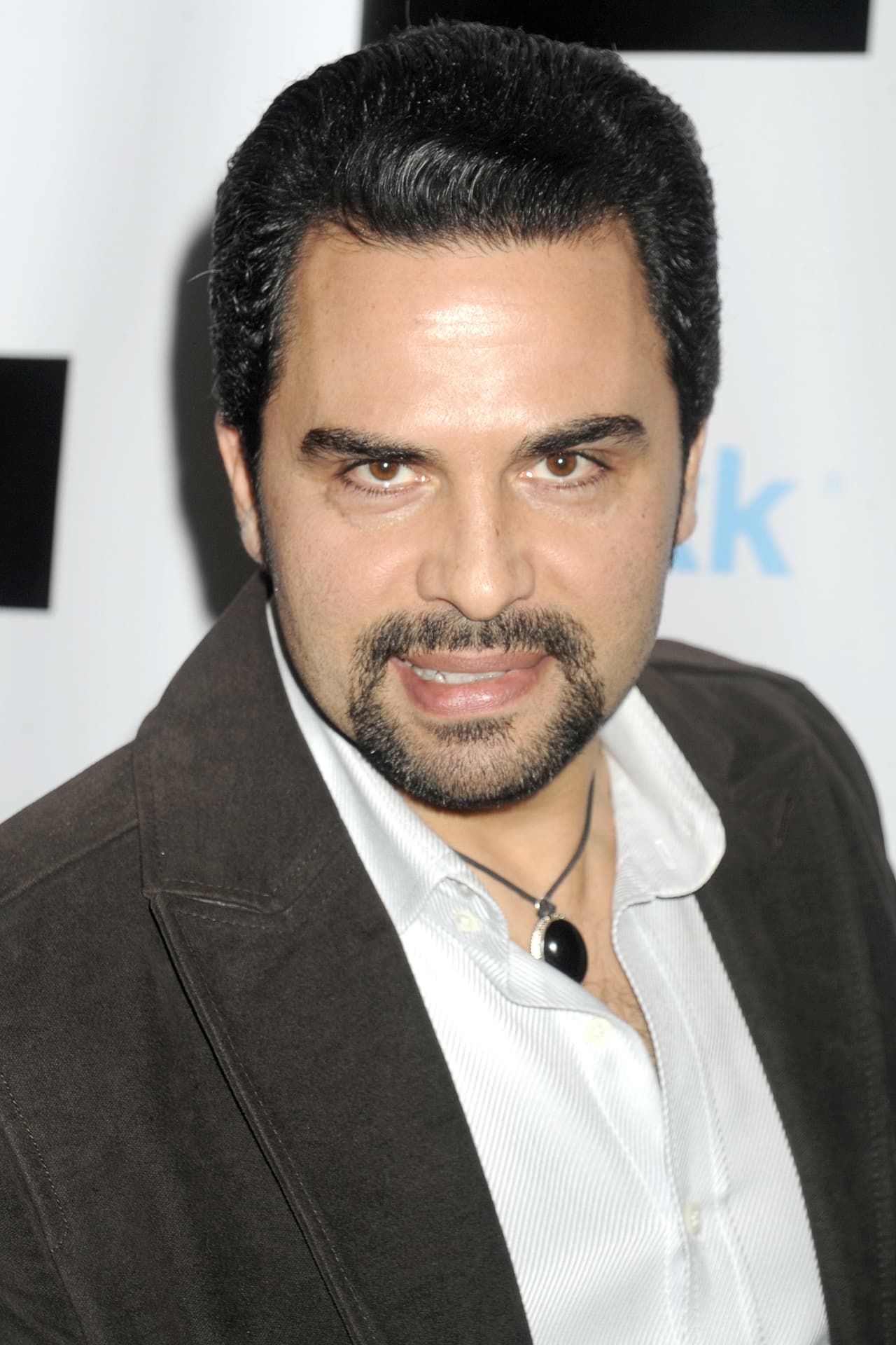 Al año siguiente, Manny Pérez y Angélica Vale llegaron juntos a la premier de una película, con lo que comenzaron los rumores de una supuesta relación amorosa. "Empezamos a conocernos. Ella es maravillosa", 
<a href="https://peopleenespanol.com/article/manny-perez-sobre-angelica-vale-es-maravillosa/" target="_blank">dijo el actor</a>.