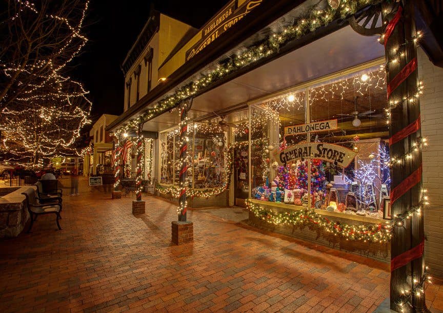 <b><a href="https://dahlonegachristmas.com/">Dahlonega’s Old Fashioned Christmas (Dahlonega)</a></b>. La plaza central y el árbol de Navidad de Dahlonega, todos iluminados con un fondo de nieve, brindan un entorno festivo para las compras navideñas en su máxima expresión, ya que el mercado navideño y los vendedores locales permanecen abiertos hasta tarde durante la temporada. Tómese un descanso y tome un romántico paseo en carruaje mientras está allí.
