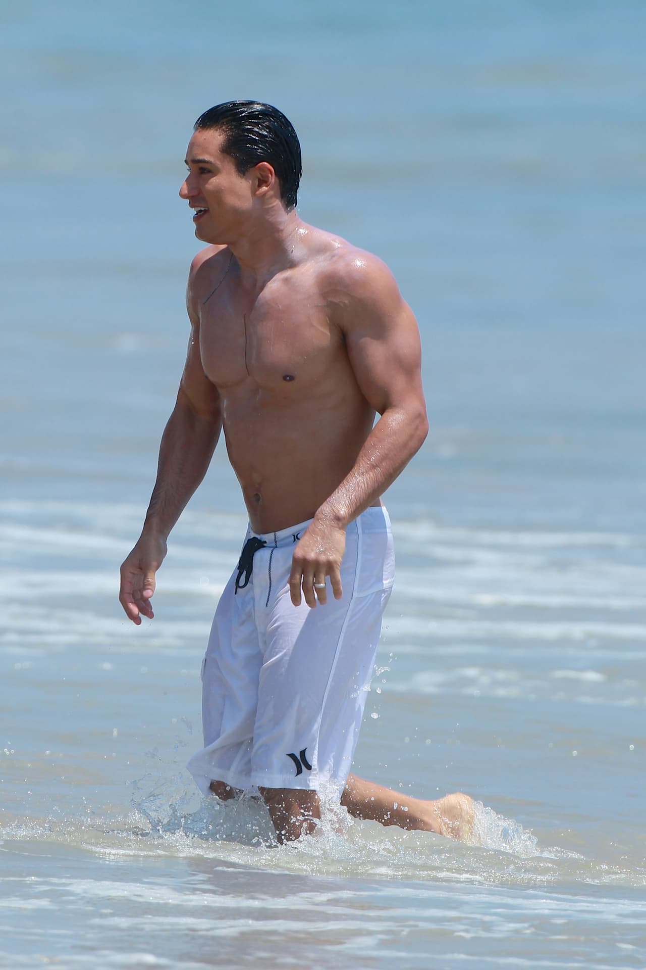 Mario usó un revelador traje de baño blanco.