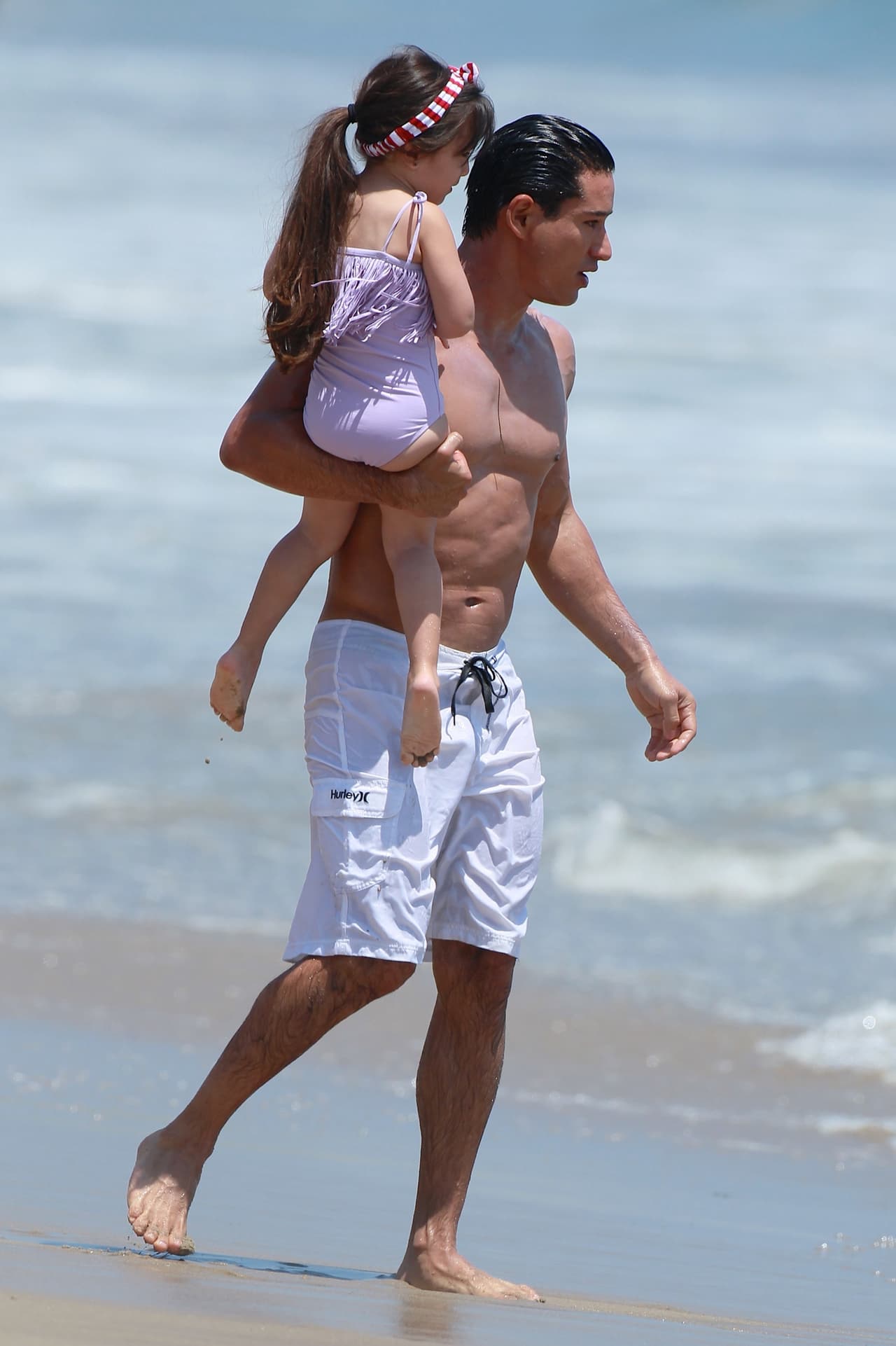 Mario también llevó a su nena a jugar un poco en el agua.