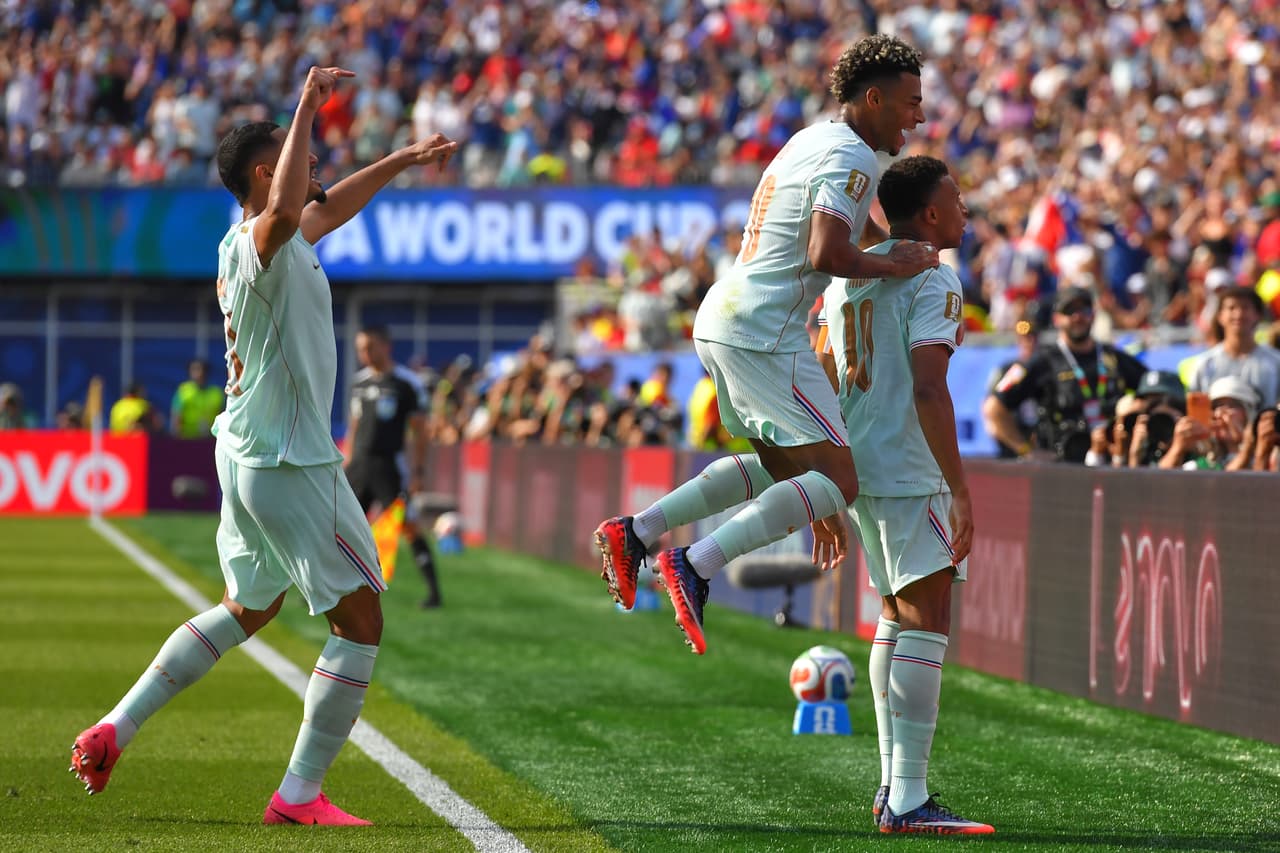 Mbappe festeja su gol.