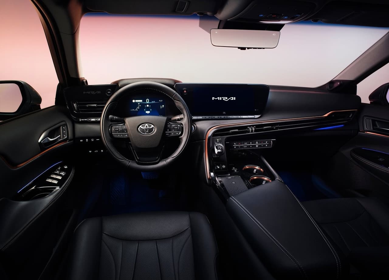 En el apartado estético, el salto del Mirai con respecto al modelo que reemplaza es mucho más evidente, pues adopta un estilo más elegante.